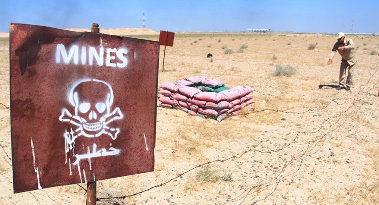 De-mining teams searches for landmines in Rumaila oilfield in Basra province, April 2, 2016.  REUTERS/Essam Al-Sudani - RTSD9ED